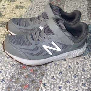 VGUC Boys New Balance Size 2.5 Gray Sneakers